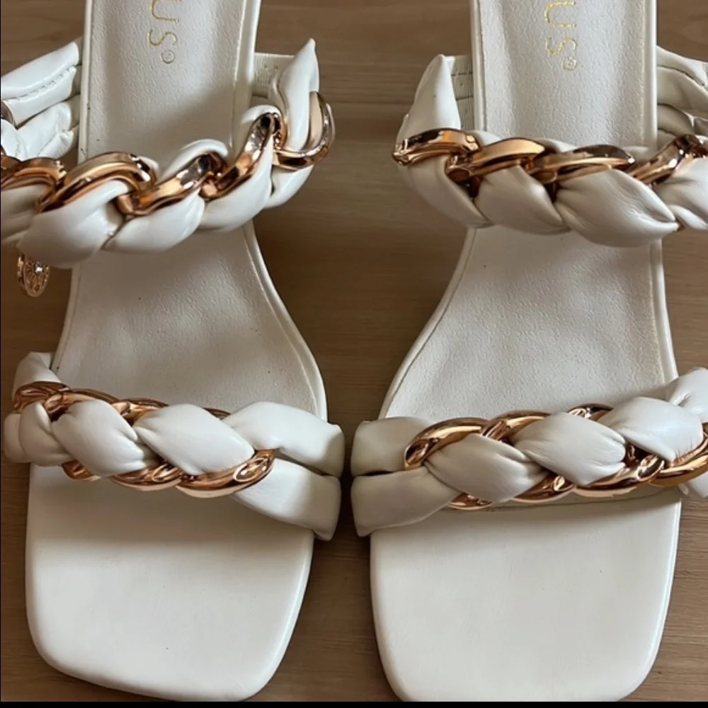 ELEGANT CHAIN DETAIL SLIP ON SANDALS COLOR CREAM CLASSY CHIC SZ 8